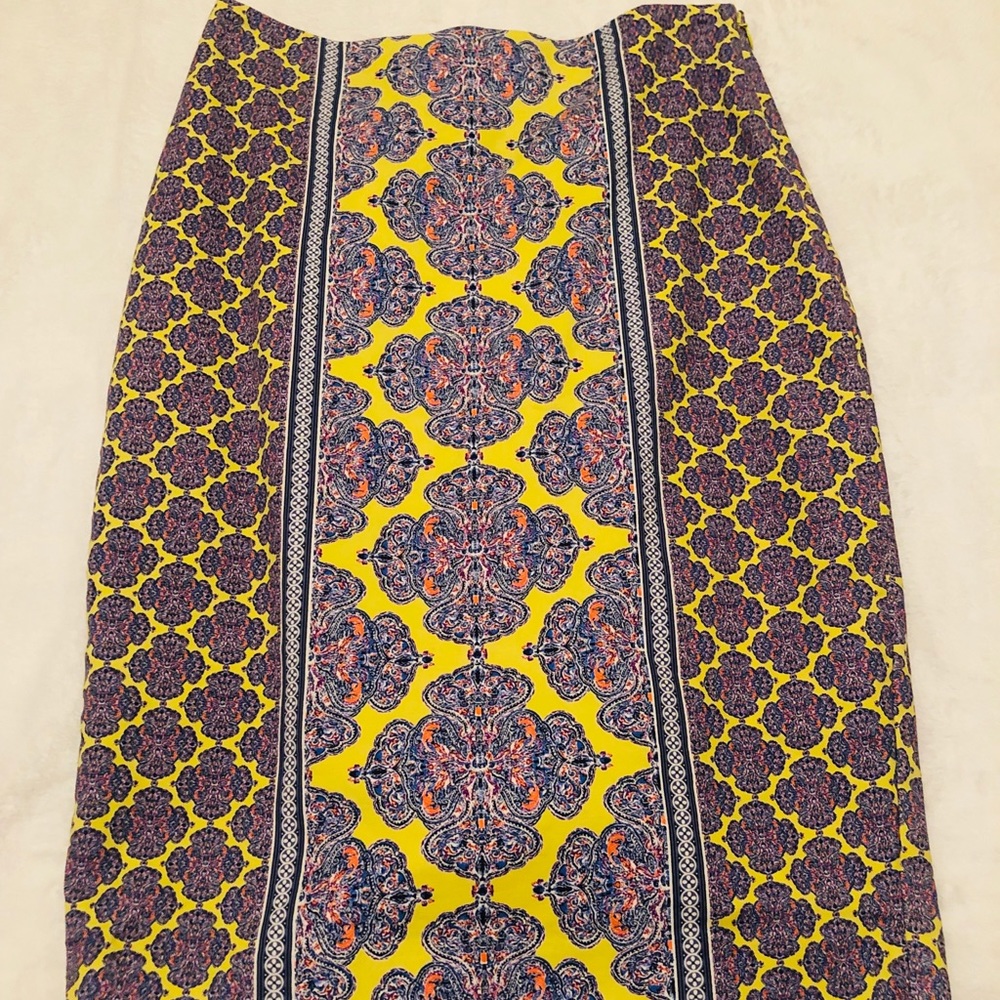 Patterned pencil skirt
